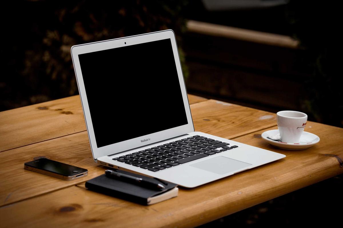 Laptop z otwartym kokpitem WordPressa