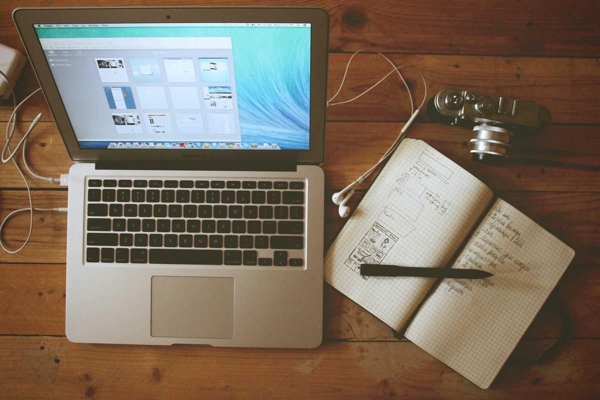 Laptop z kodem źródłowym strony internetowej podczas analizy bezpieczeństwa