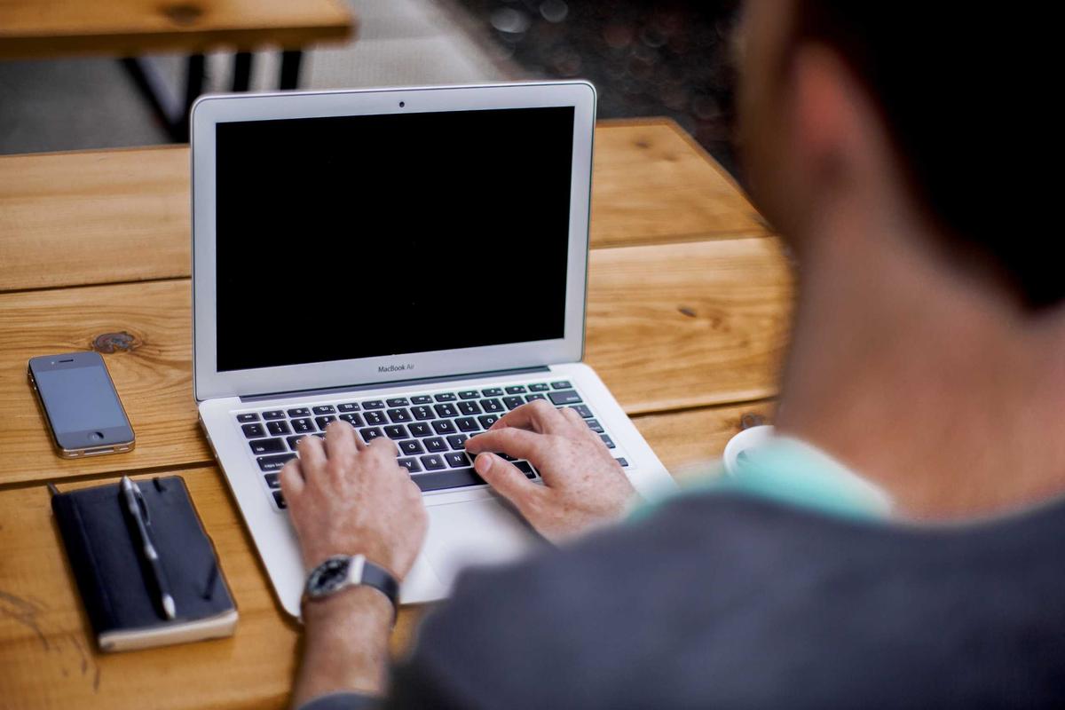 Osoba wpisująca dane dostępowe do serwera na laptopie